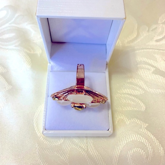 Beautiful, pearl ring, very durable material, stainless steel.  size 6.5 - Picture 3 of 7